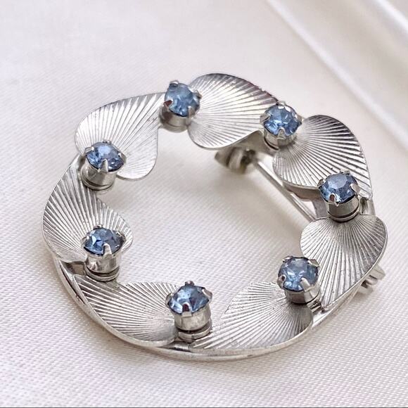 Vintage 1960’s Era Textured Leaf Blue Rhinestone Wreath Circle Brooch - Picture 5 of 11